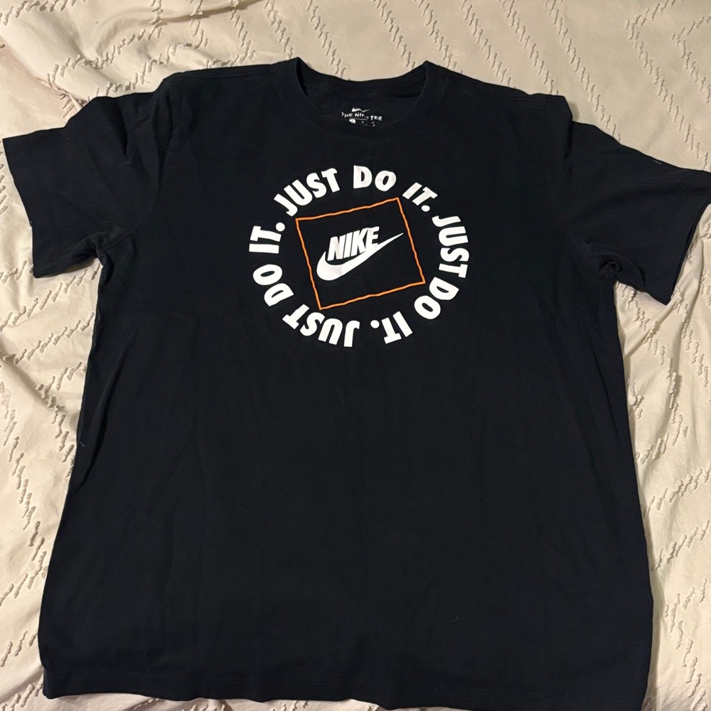 Large Nike Men's Black T-Shirt